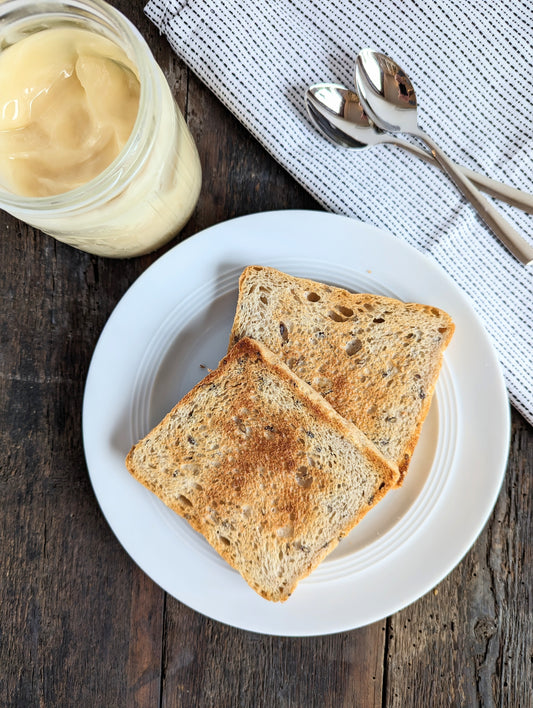 Toastbrot zum Frühstück mit Honig