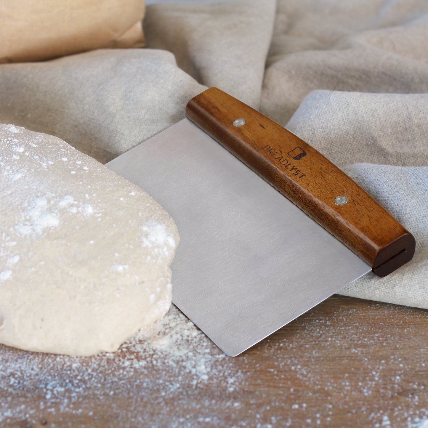 Premium-Teigkarte aus Edelstahl mit Holz-Griff